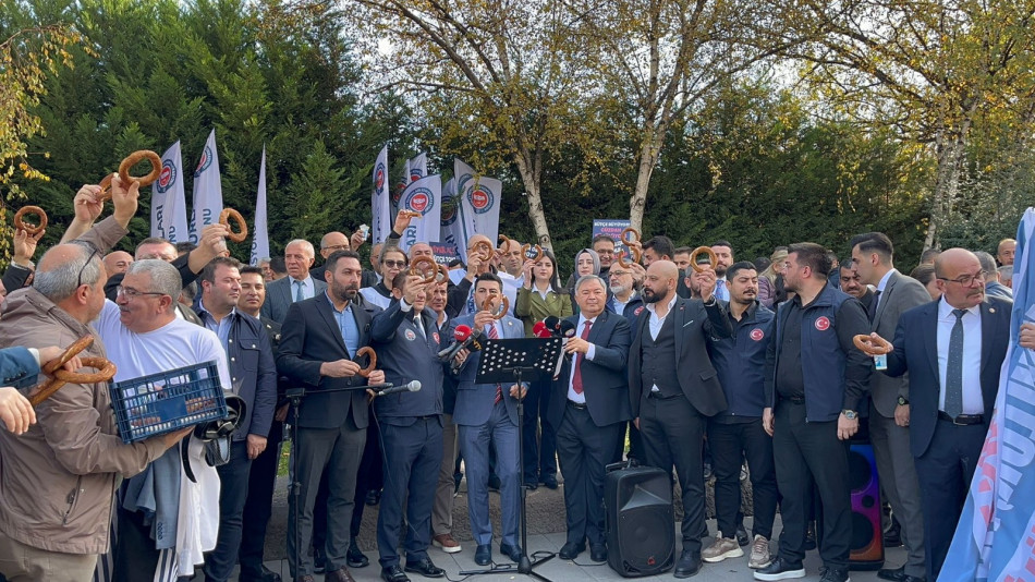 Devlet Memurları Konfederasyonu’ndan TBMM Önünde Dikkat Çeken Basın Açıklaması: “Memura Ek Zam Şarttır!”